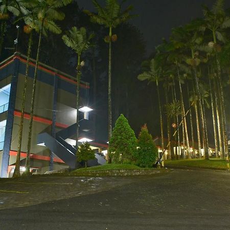 Surya Hotel & Resort Baturraden Buitenkant foto