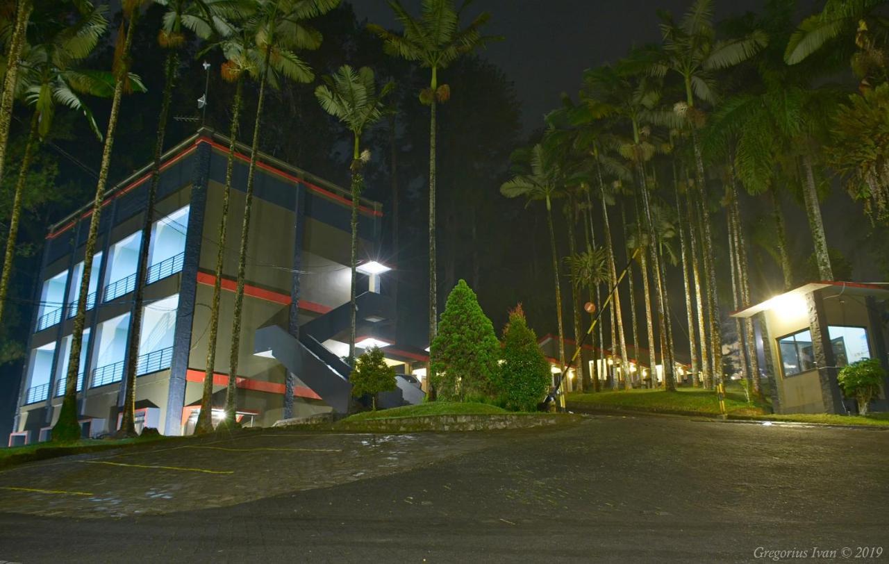 Surya Hotel & Resort Baturraden Buitenkant foto