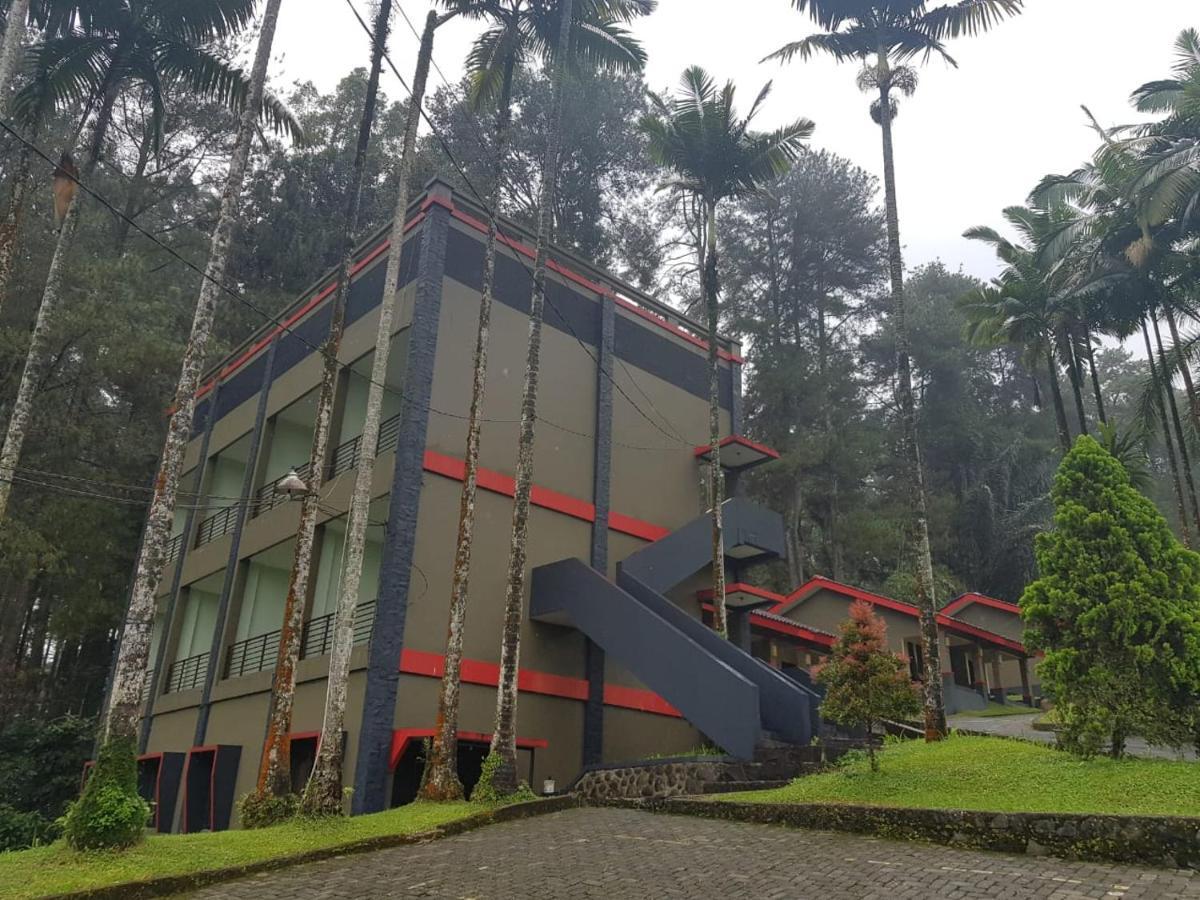 Surya Hotel & Resort Baturraden Buitenkant foto