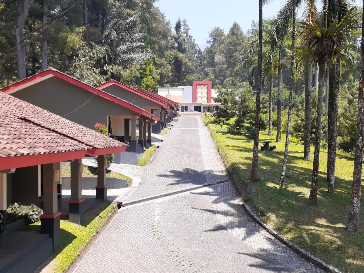 Surya Hotel & Resort Baturraden Buitenkant foto