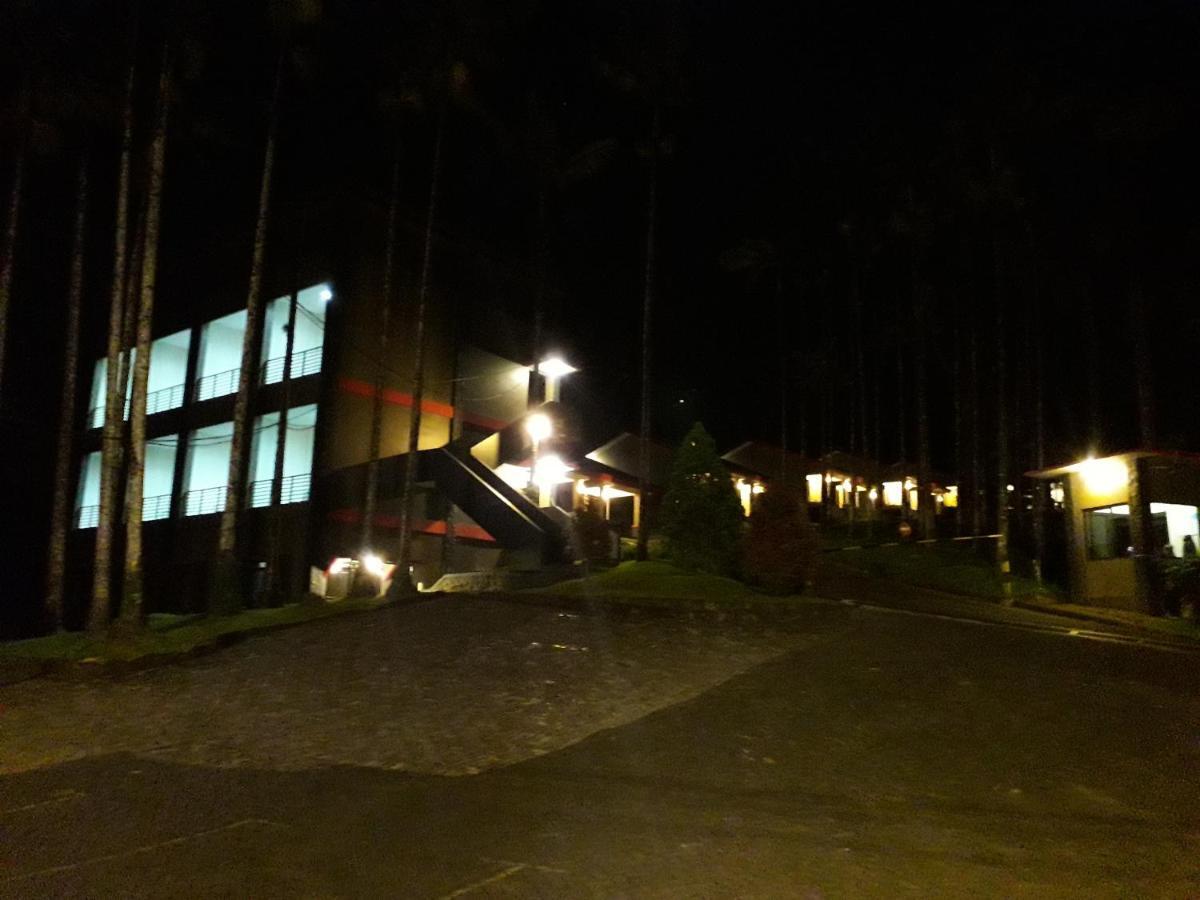 Surya Hotel & Resort Baturraden Buitenkant foto