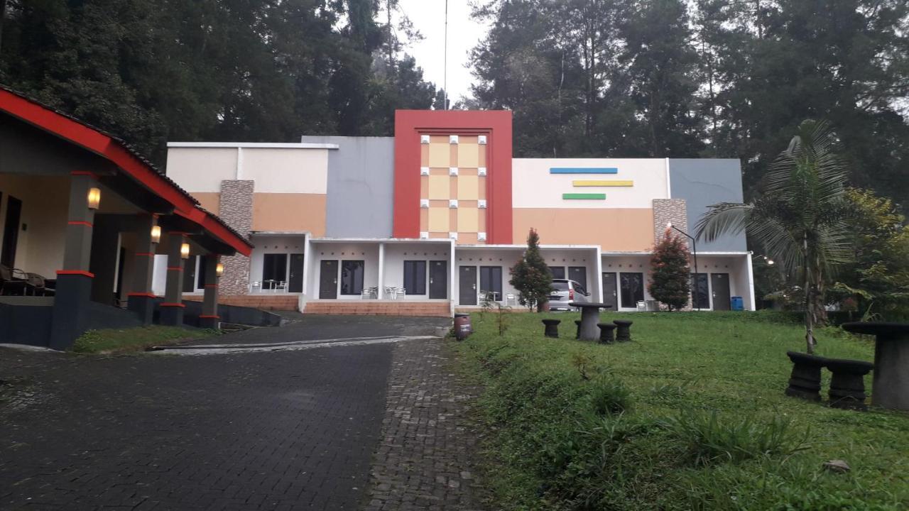 Surya Hotel & Resort Baturraden Buitenkant foto